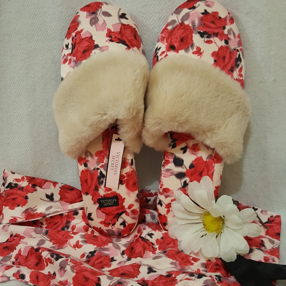 VICTORIA SECRET Champagne Pink Rose Signature Satin Floral Slippers Size…